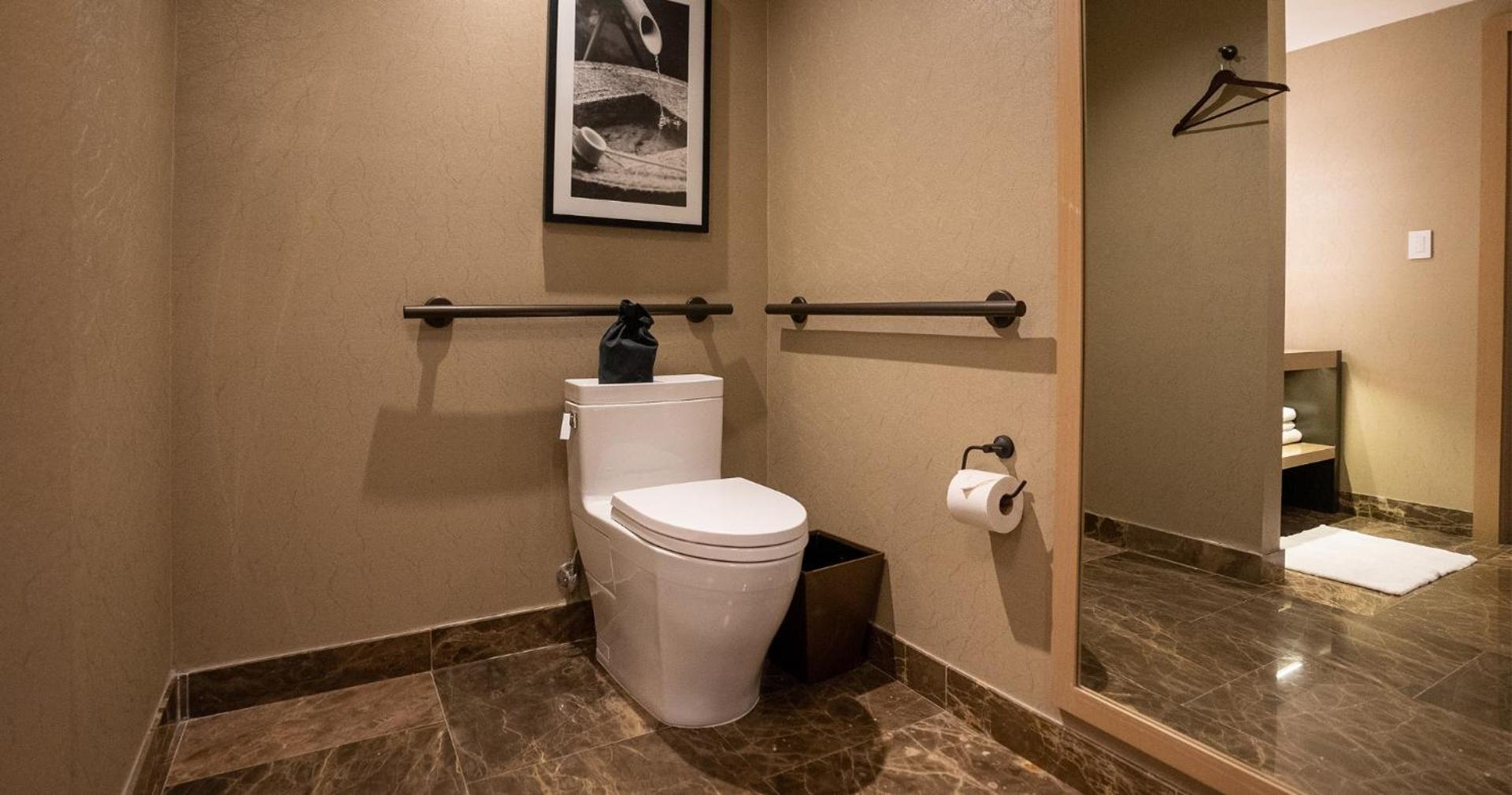 Junior Suite accessibile con 2 letti queen-size e vista sulla baia