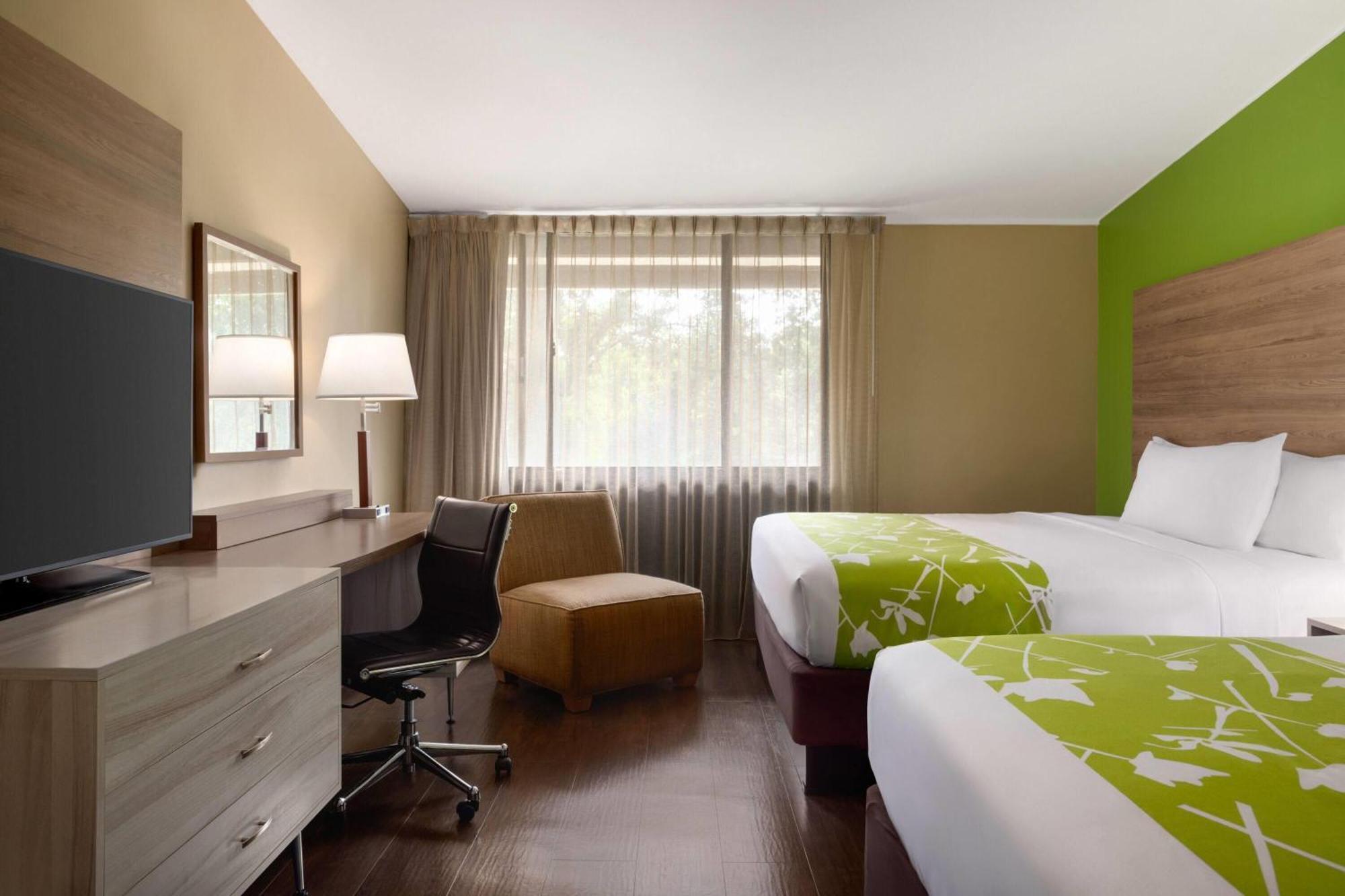King Room with Two King Beds - Non-Smoking,1695739393:JPEG