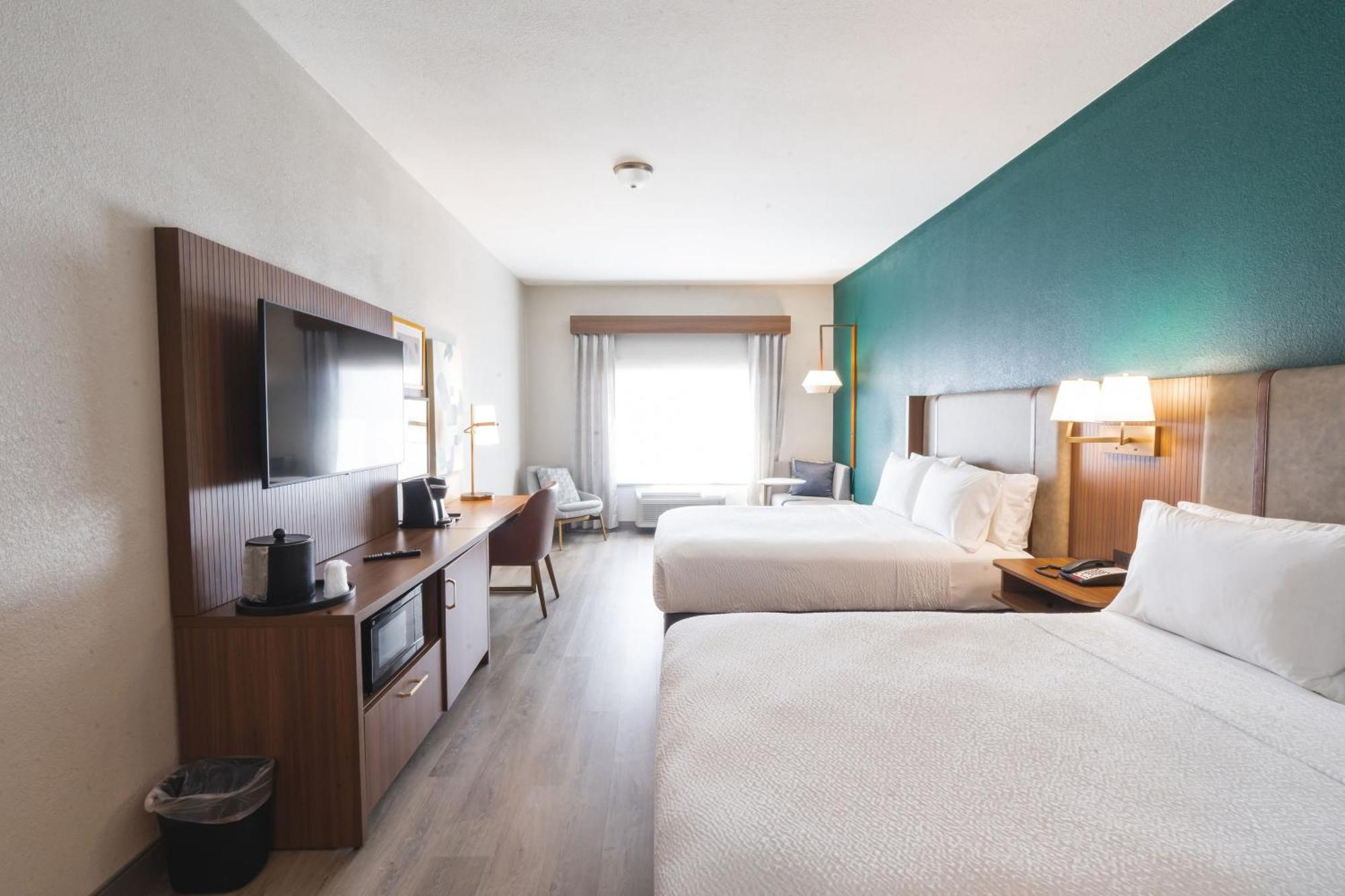 Queen Room Two Queen Beds Hearing Accessible or Non-Smoking