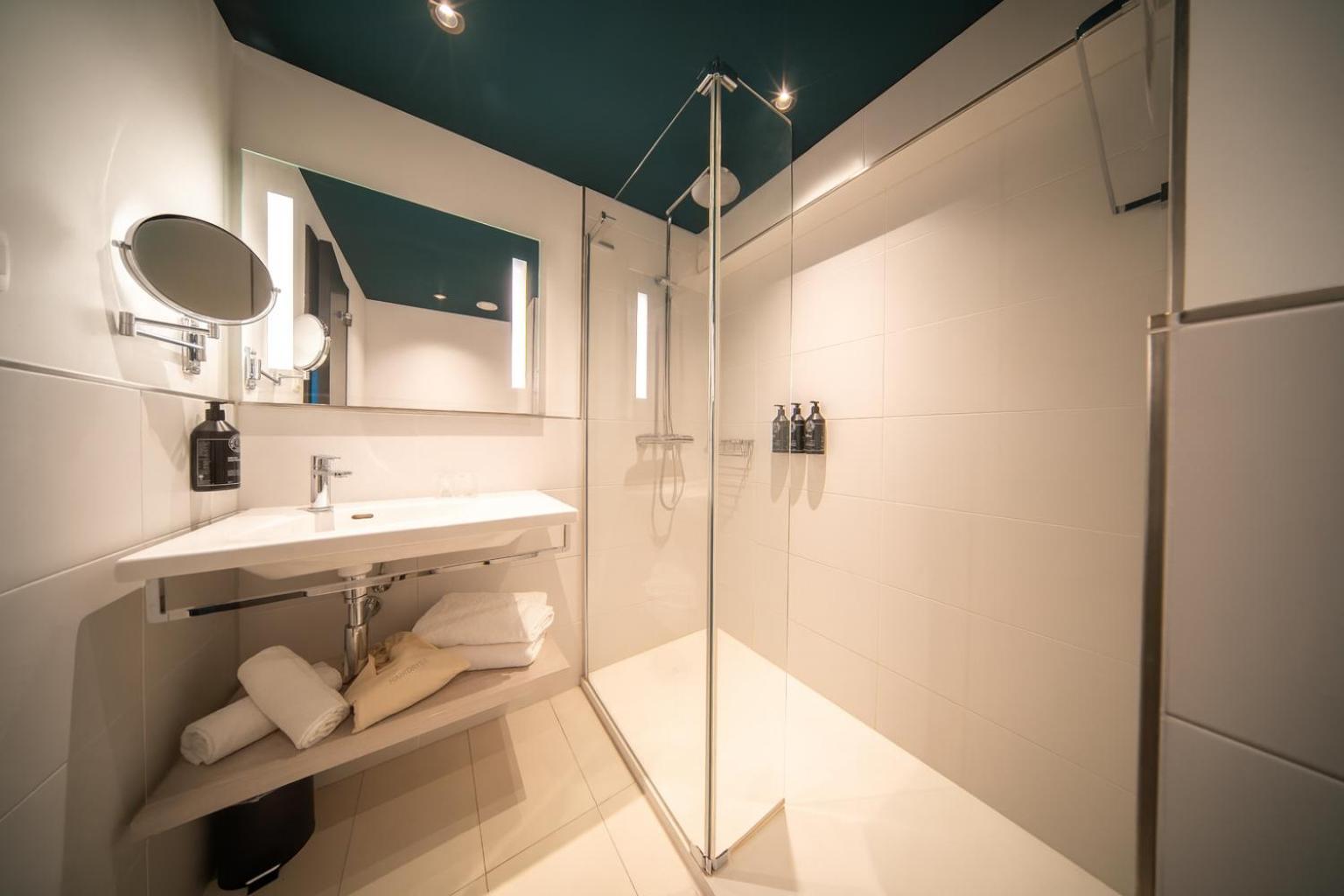 Habitación Superior con cama extragrande y sofá cama