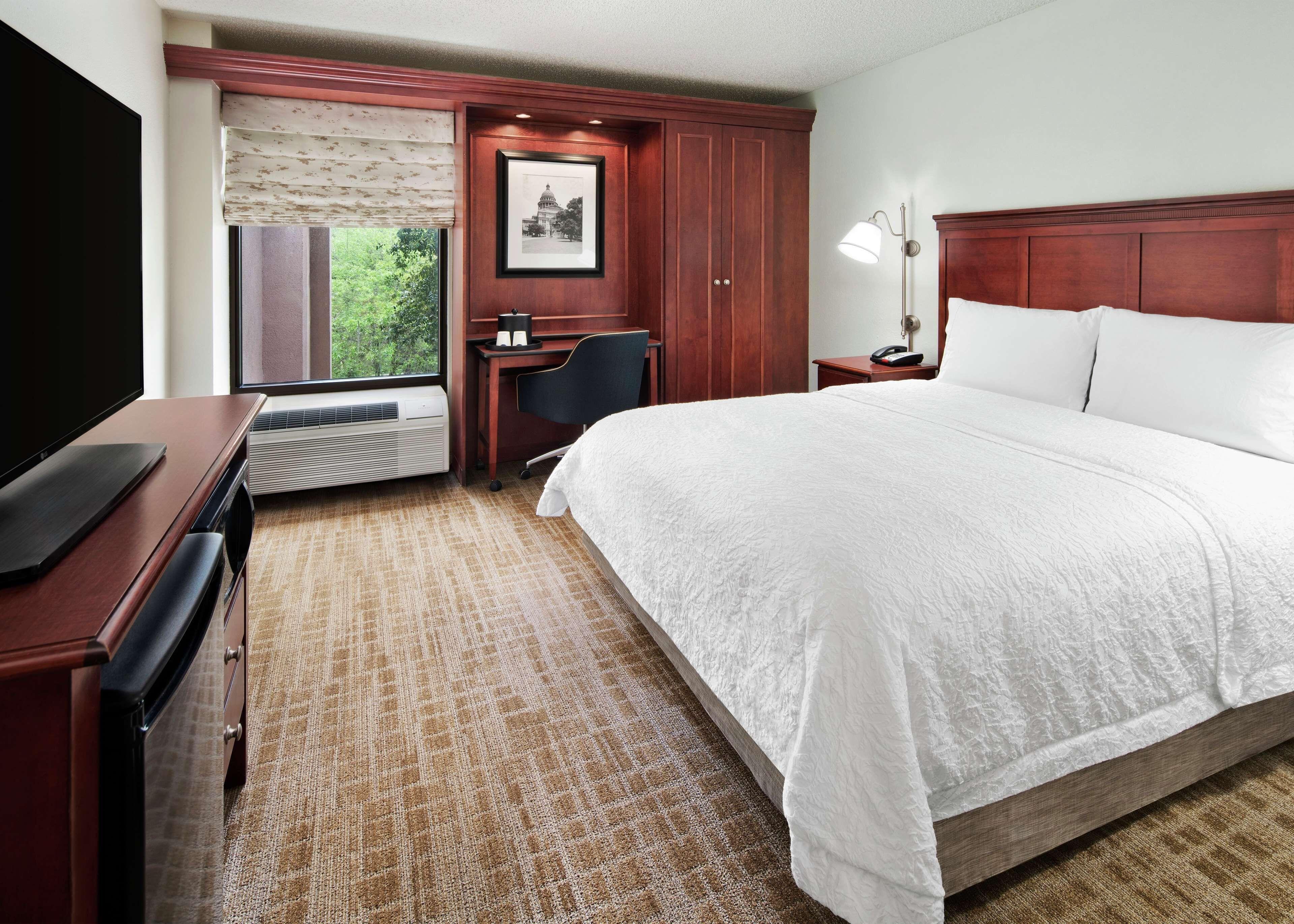 Queen Room Tub Mobility or Hearing Accessible or Non-Smoking