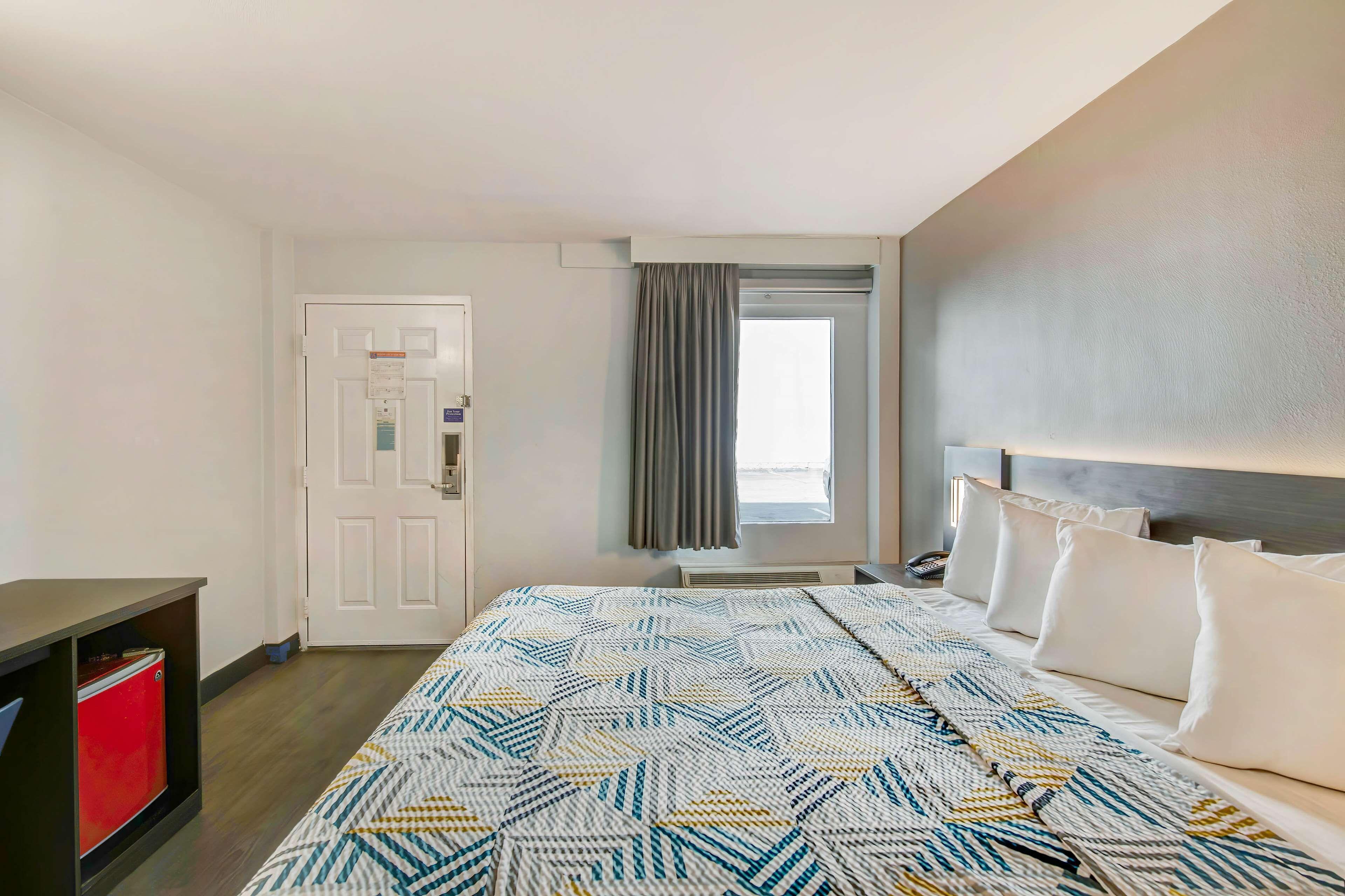 Deluxe King Room Non-Smoking