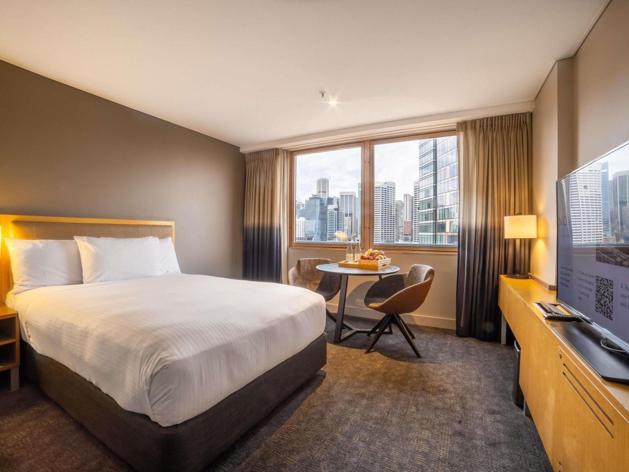 Deluxe Room 1 Queen Bed City Skyline
