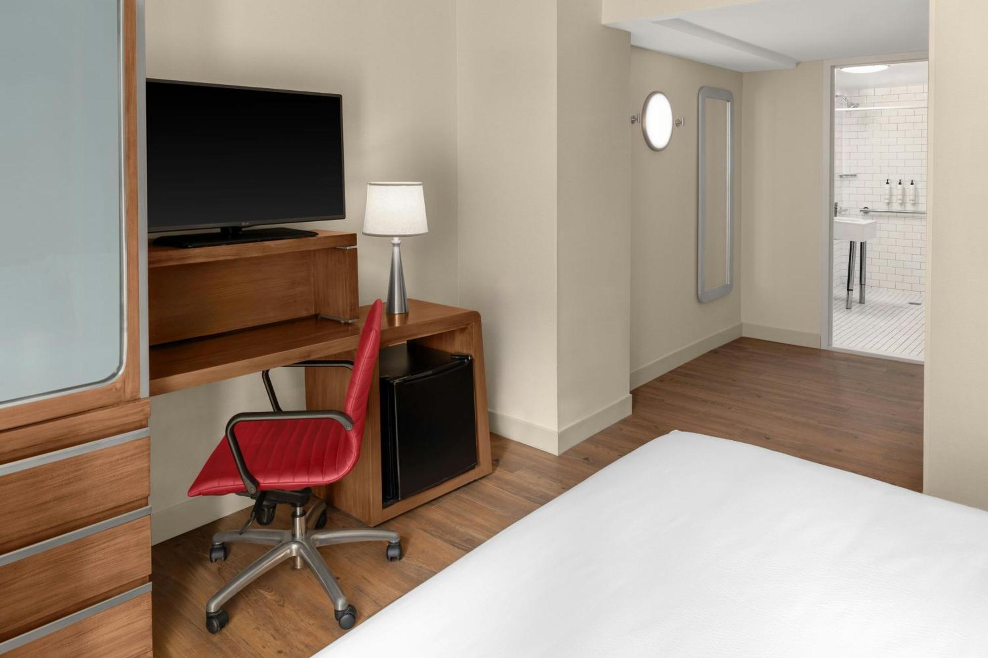 Standard King Room - Mobility and Hearing Accessible with Roll-in Shower,1742885737:JPEG