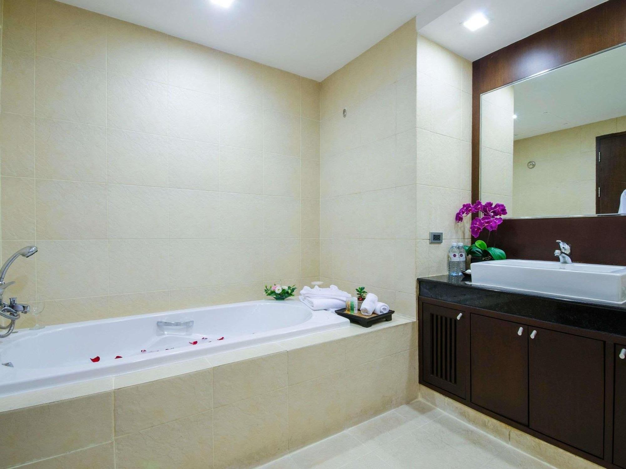 Grand Deluxe King Suite Living Room Balcony