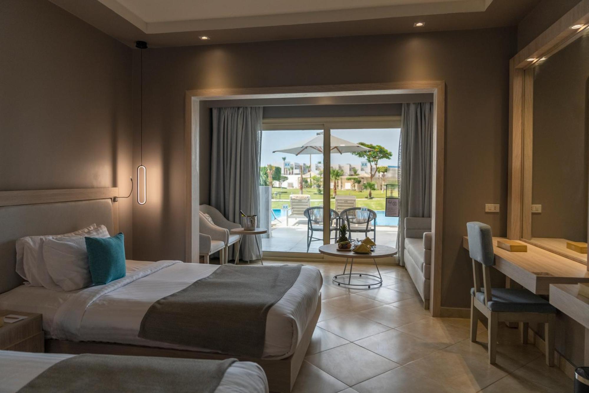 Deluxe Swim-Up Room