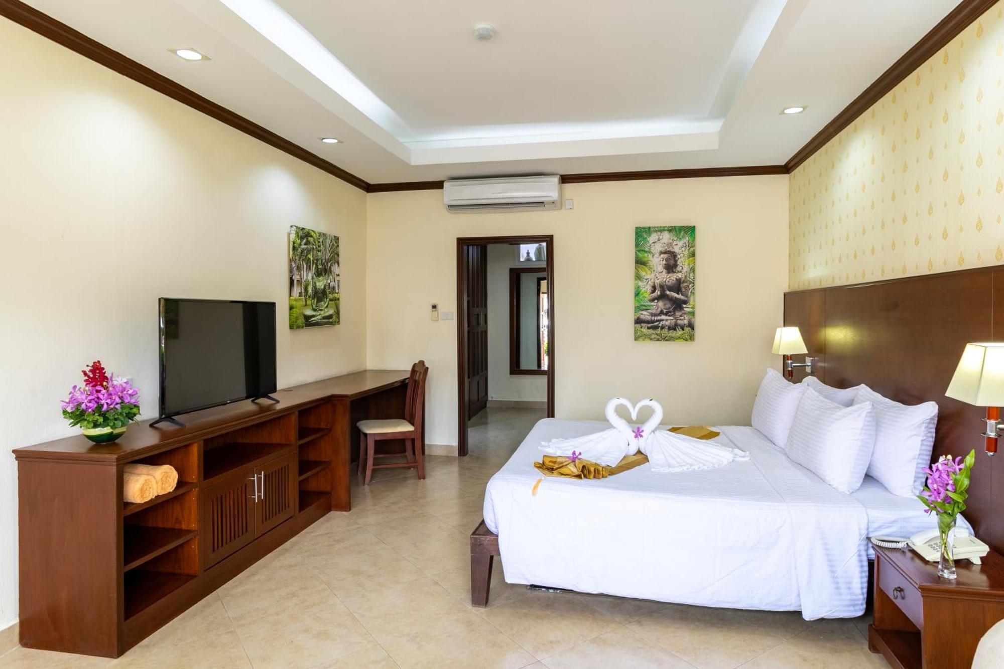 Deluxe Pool Access Room King Bed