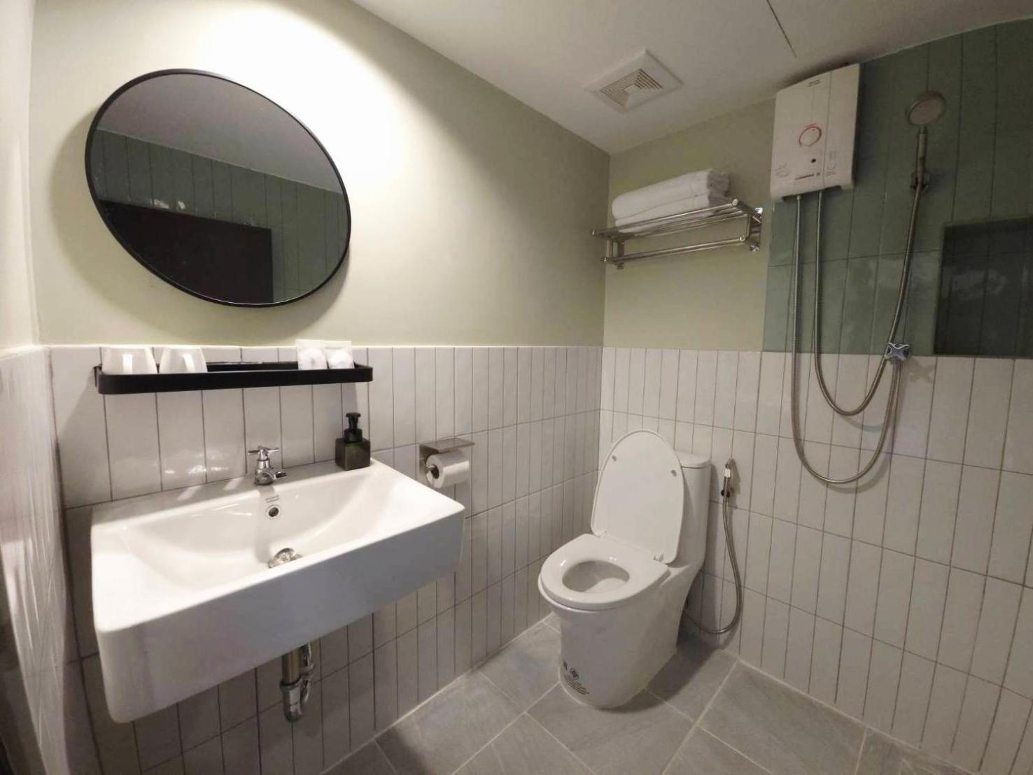 Premier Twin Room Shower