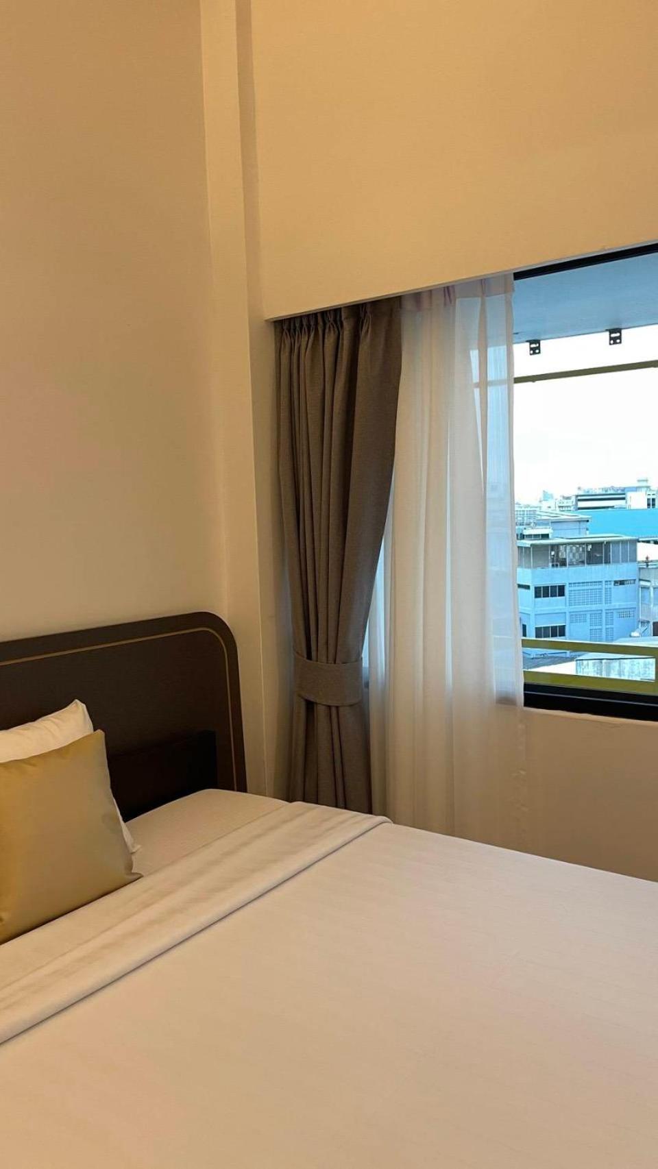Premier Twin Room Shower