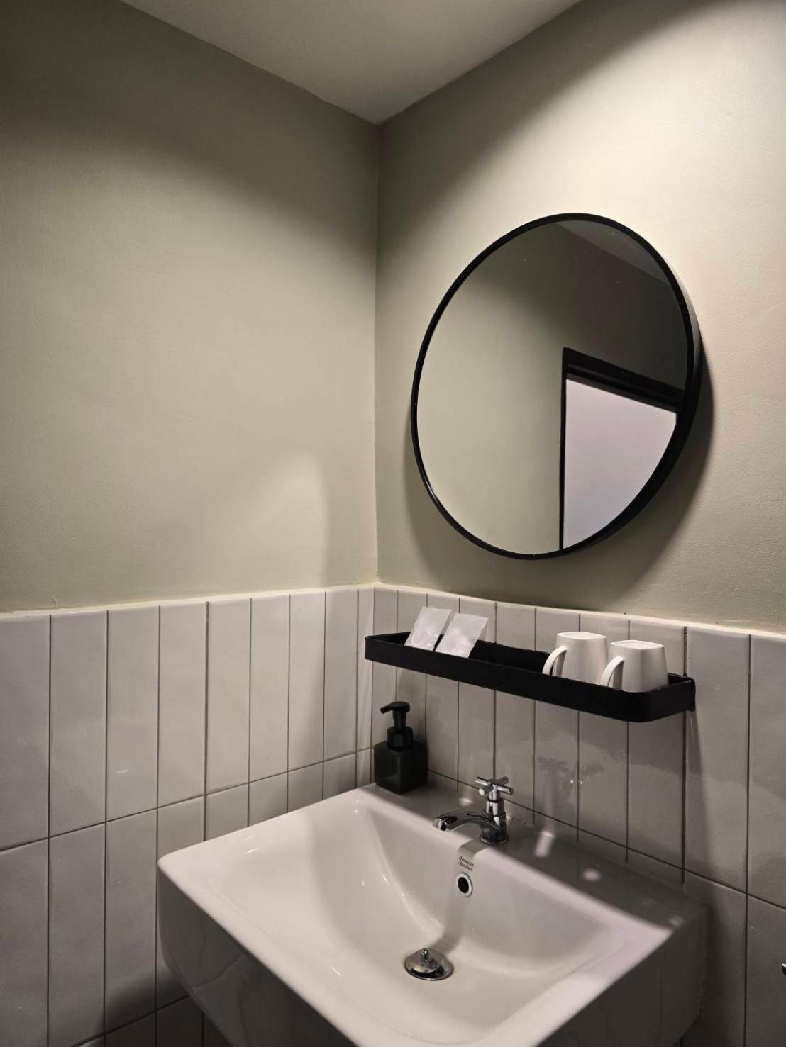Premier Twin Room Shower