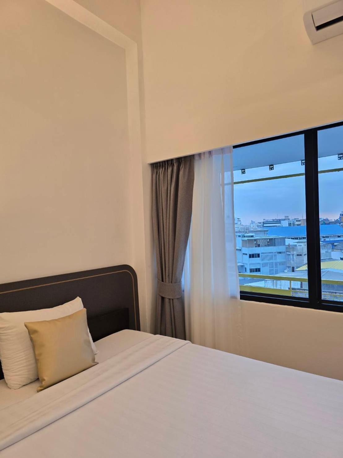 Premier Twin Room Shower