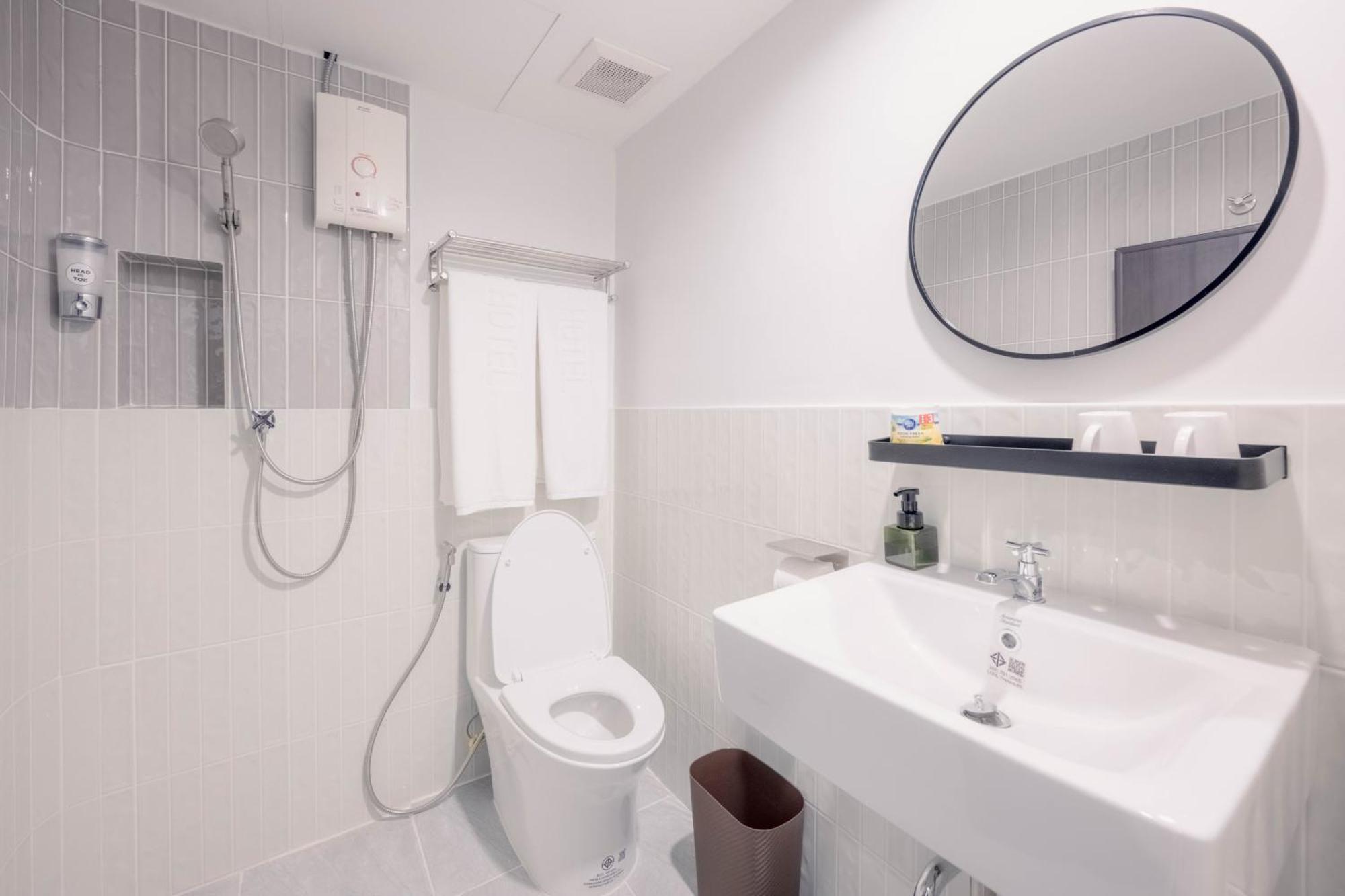 Premier Twin Room Shower