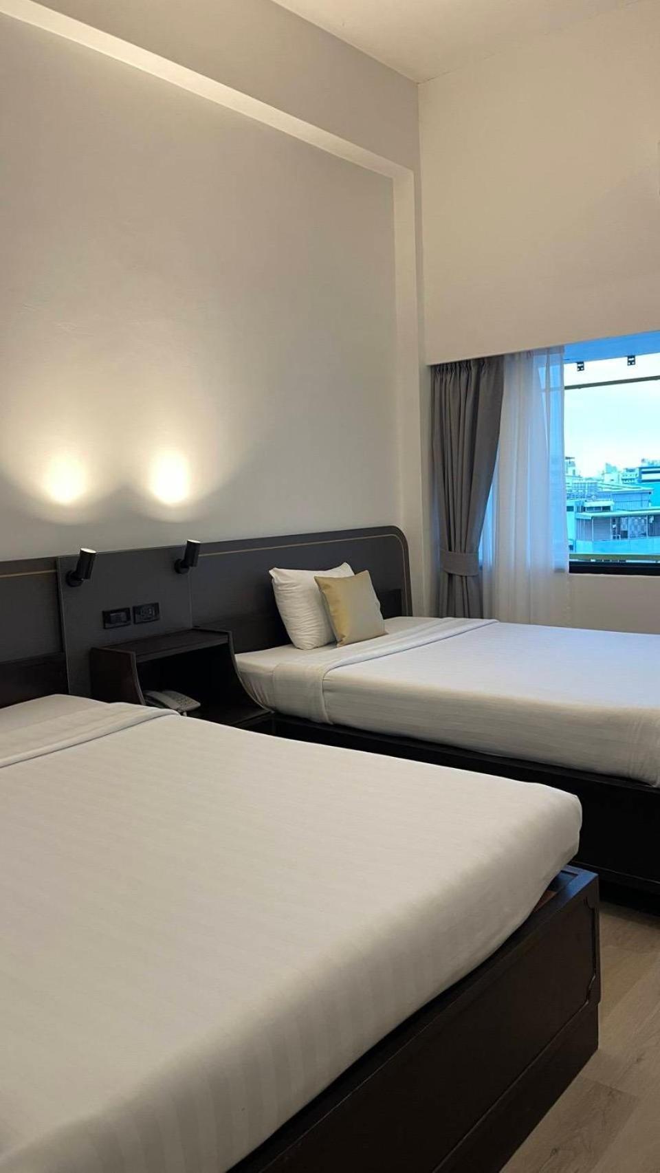 Premier Twin Room Shower