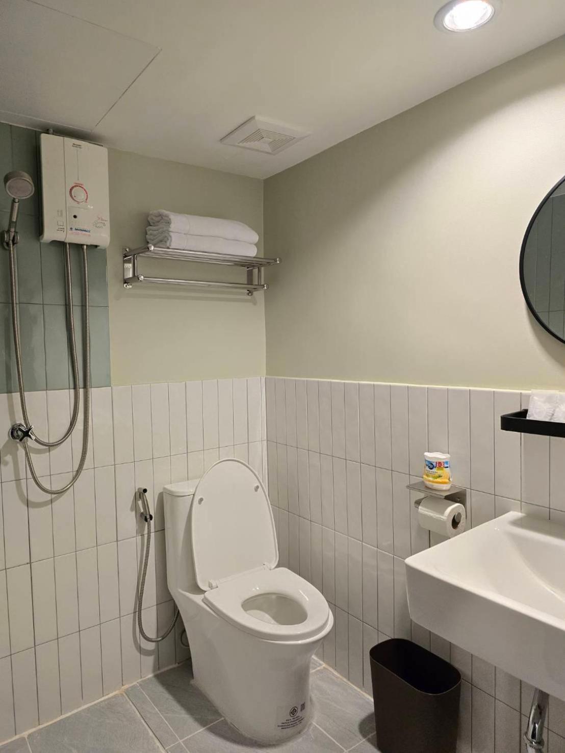 Premier Twin Room Shower