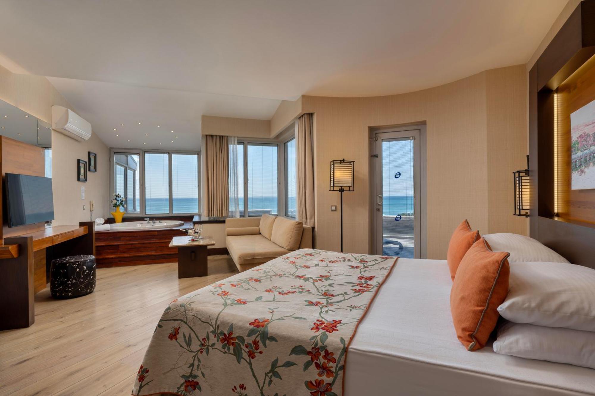 Junior Suite met een Spabad en Uitzicht op Zee