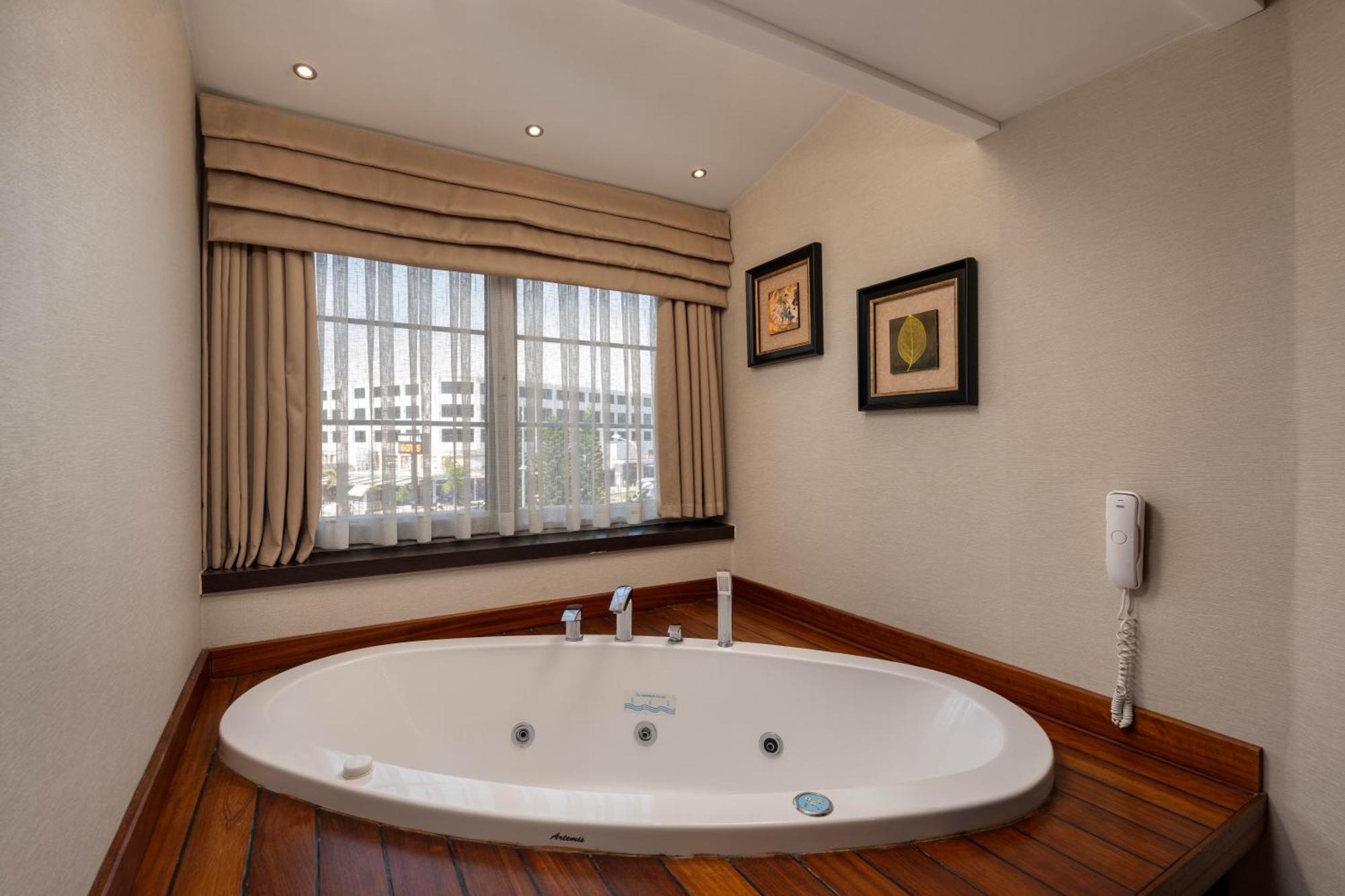 Deluxe Double Room Hot Tub
