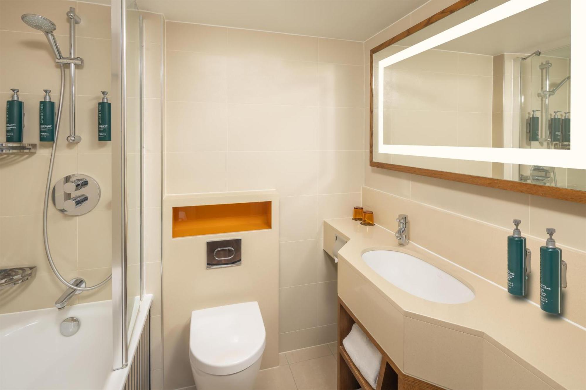 Habitación con cama grande