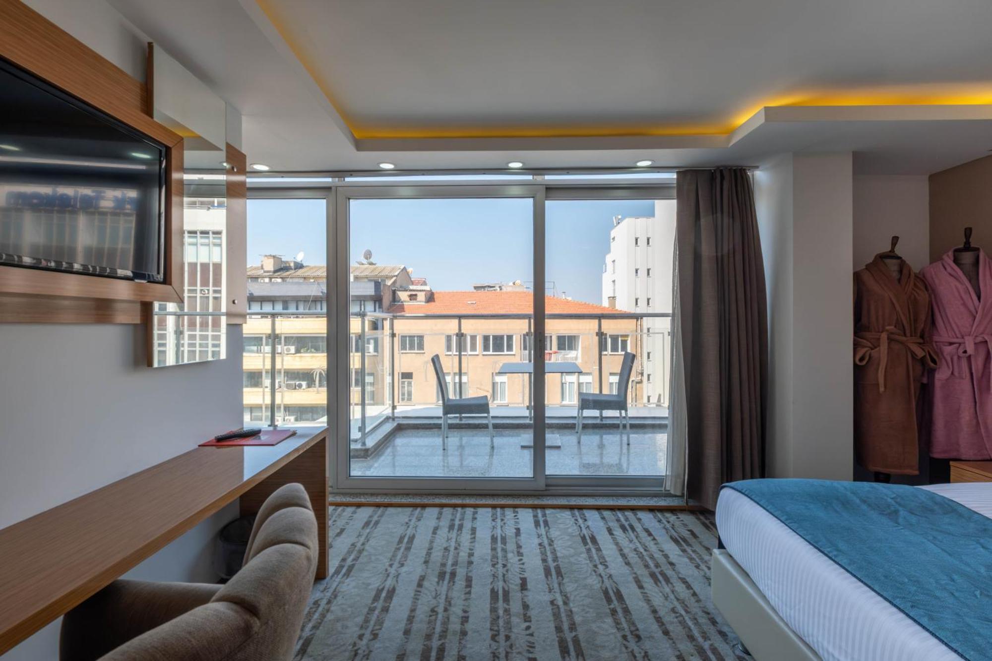 Deluxe Suite with Sea View