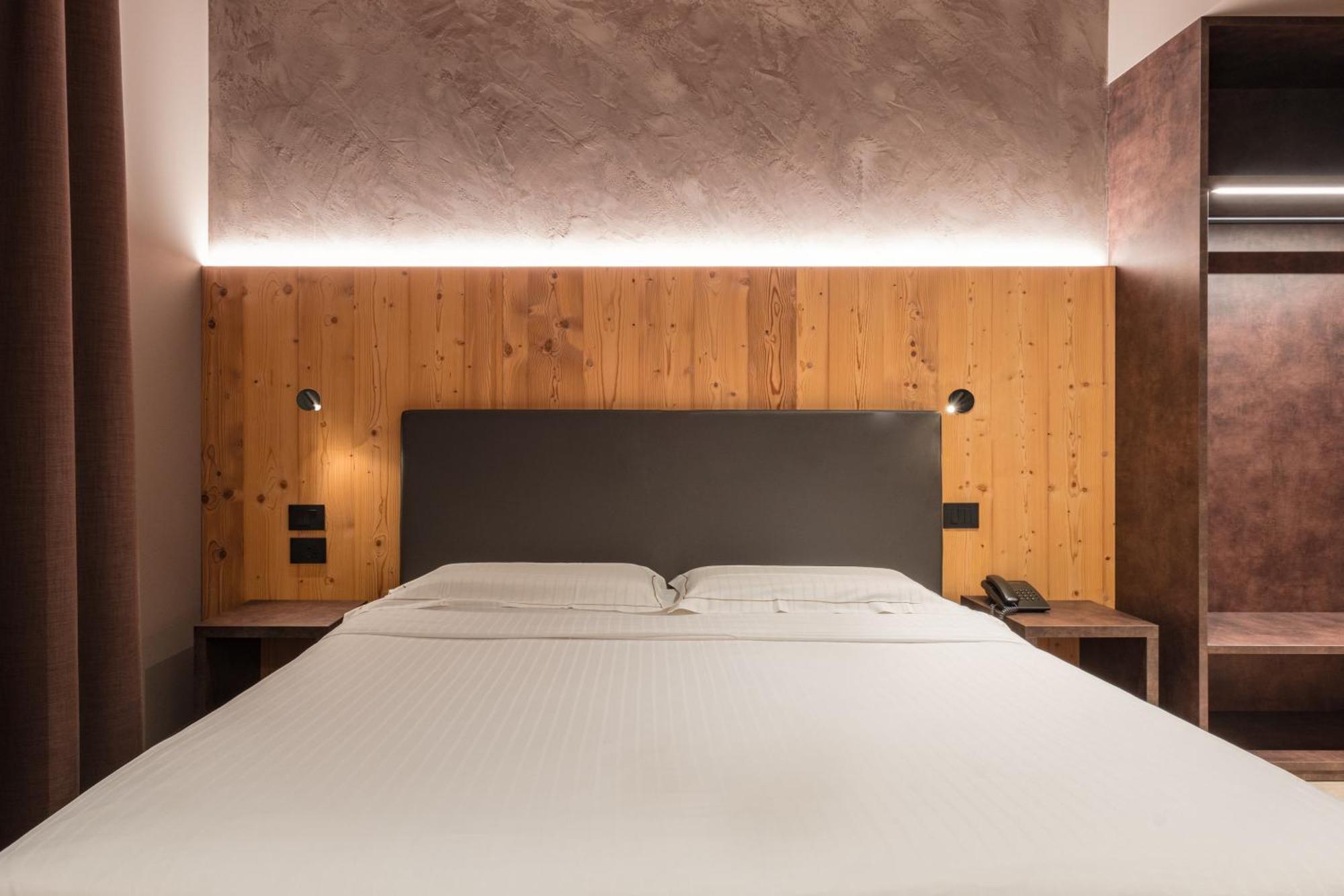 Deluxe Double or Twin Room Pool Access