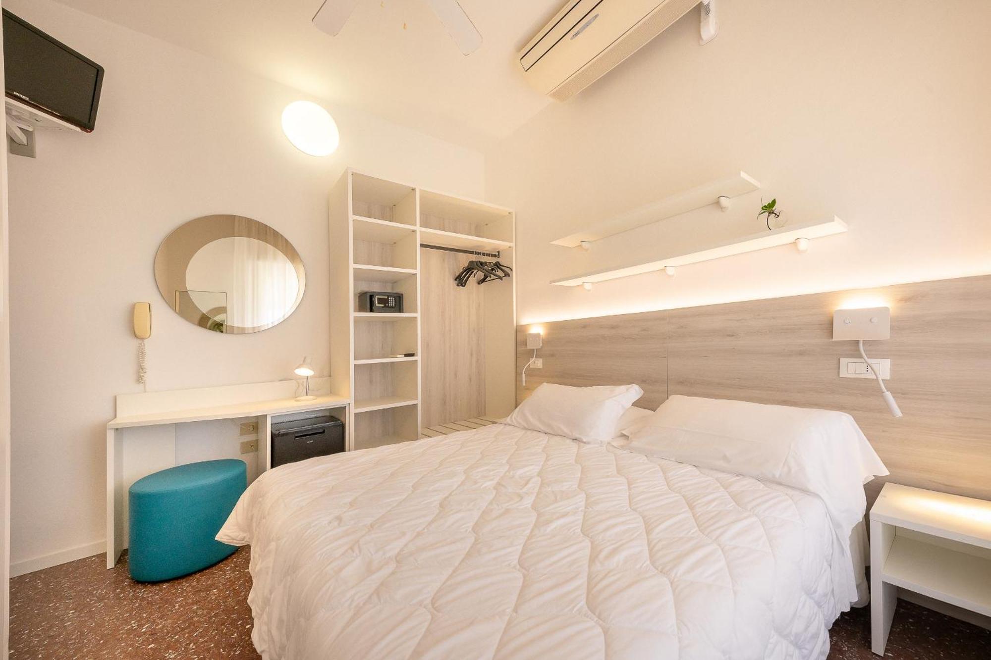 Doppel-/ Zweibettzimmer mit Terrasse und Meerblick