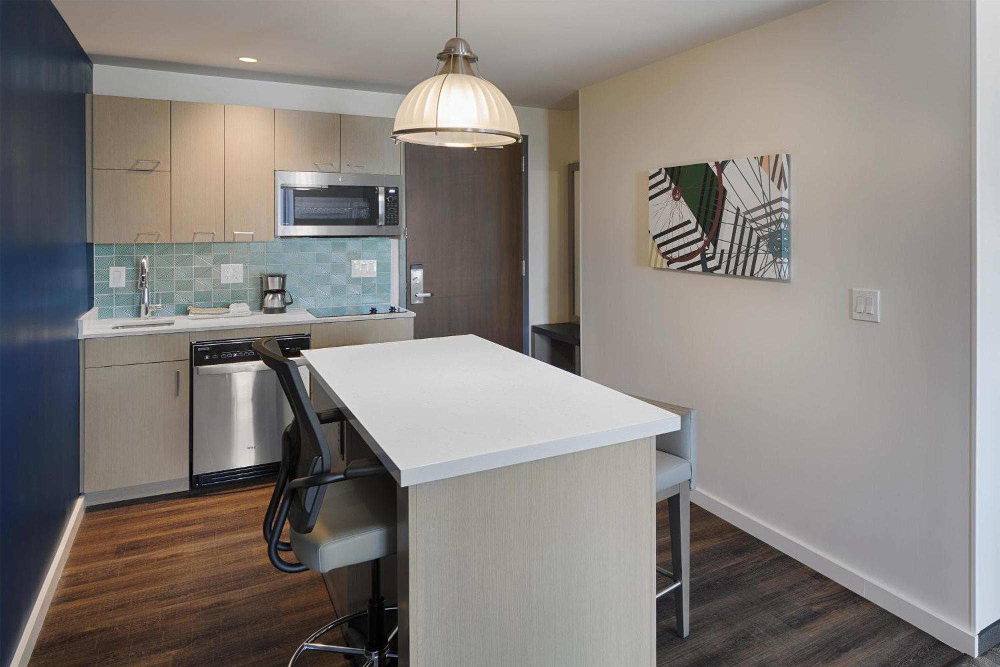 Studio Suite Two Queen Beds Sofa Bed Kitchen