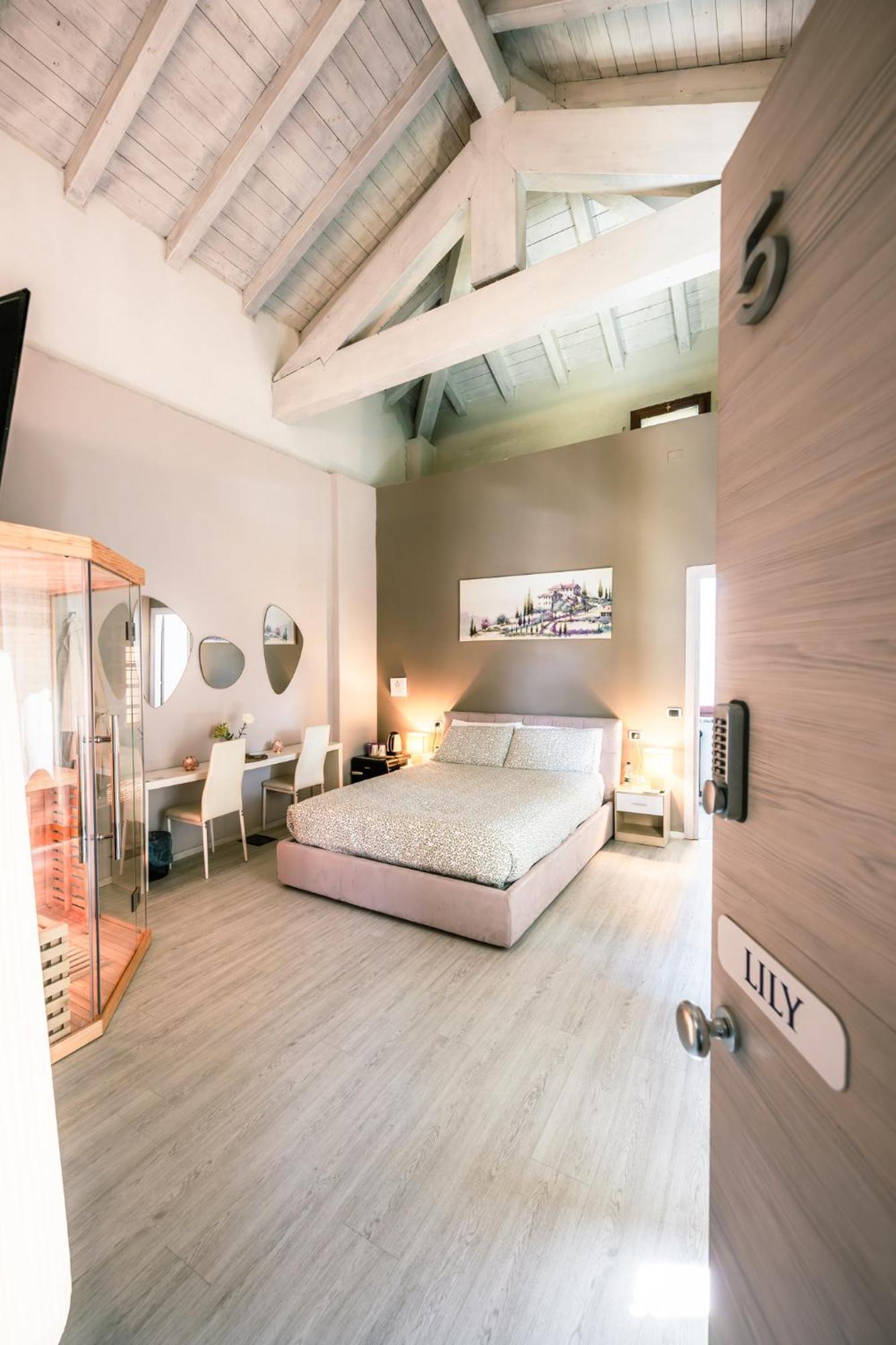 Deluxe King Suite