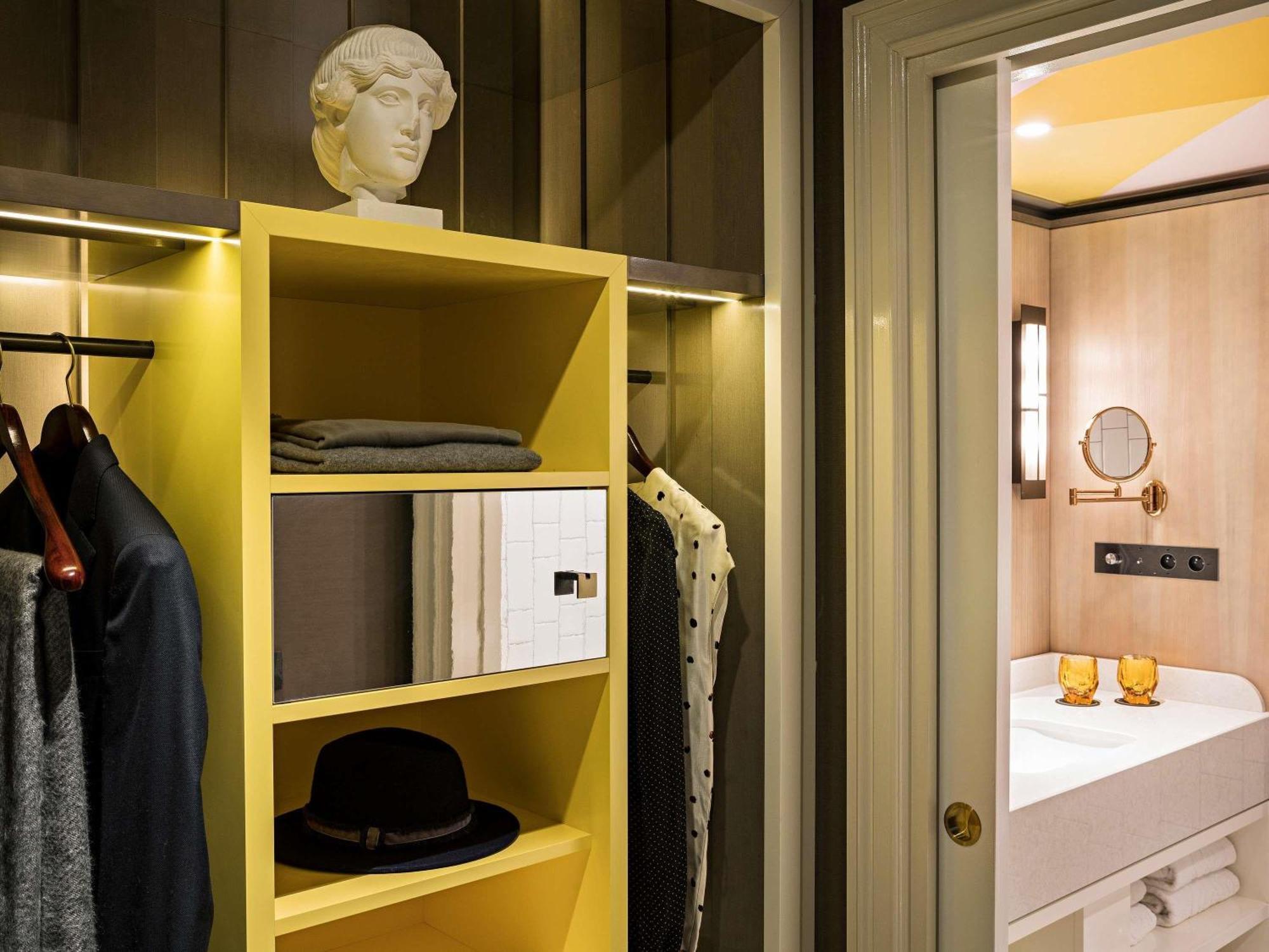 Luxury Single Room Two Single Beds Courtyard or Rue Scribe View