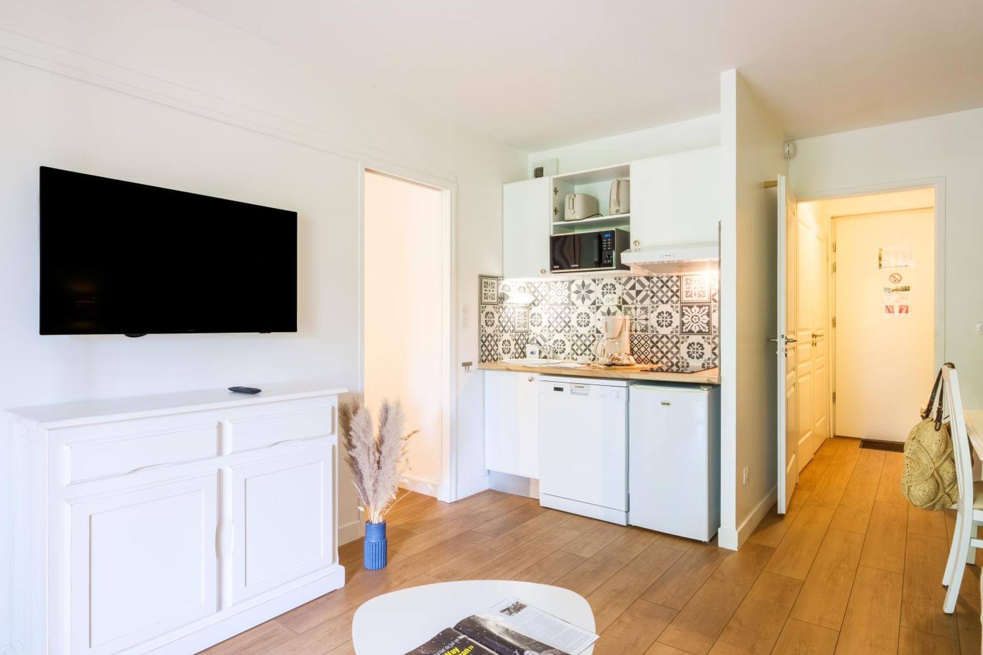 One-Bedroom Apartment with Terrace or Balcony (2 People)