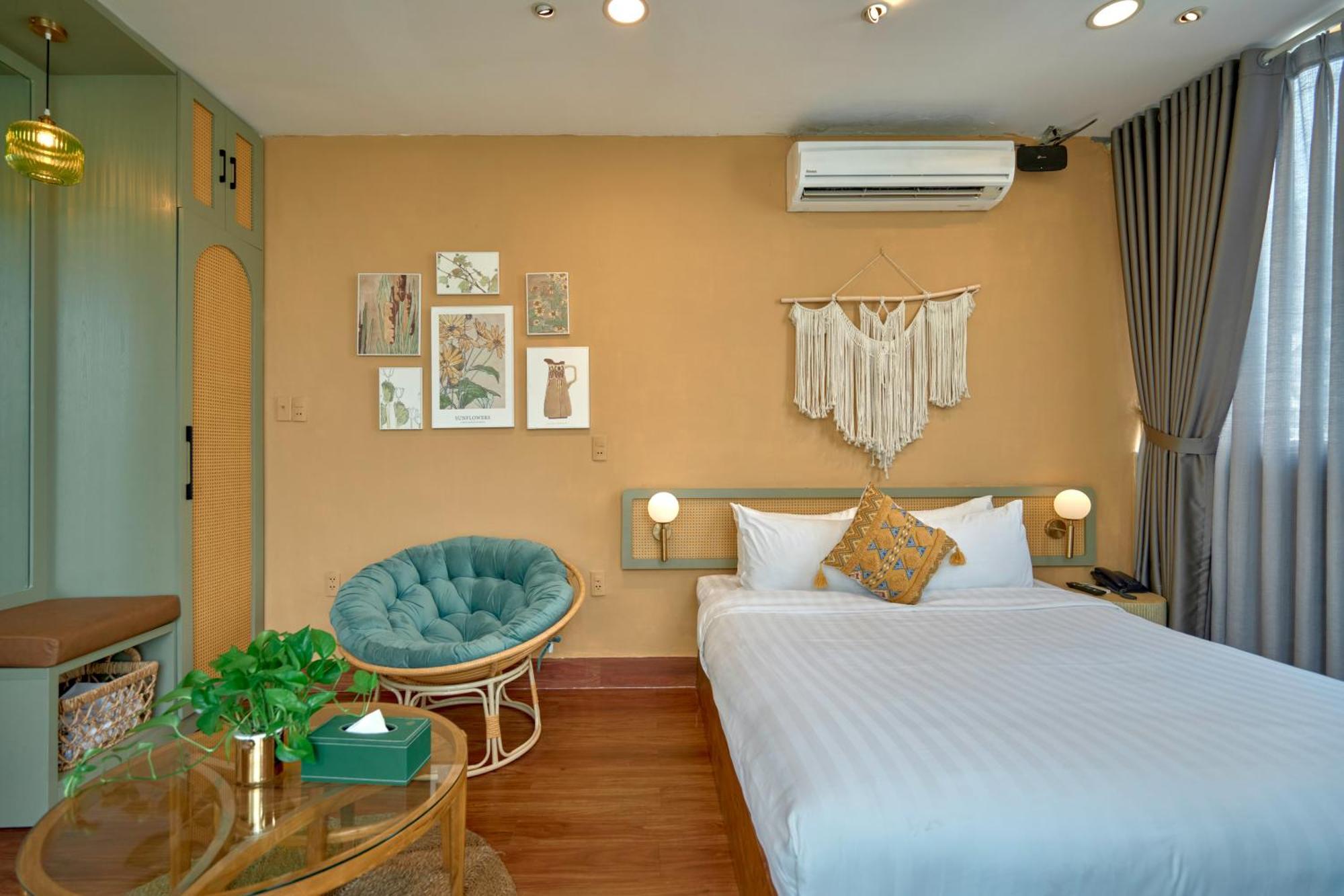 Queen Room Garden View