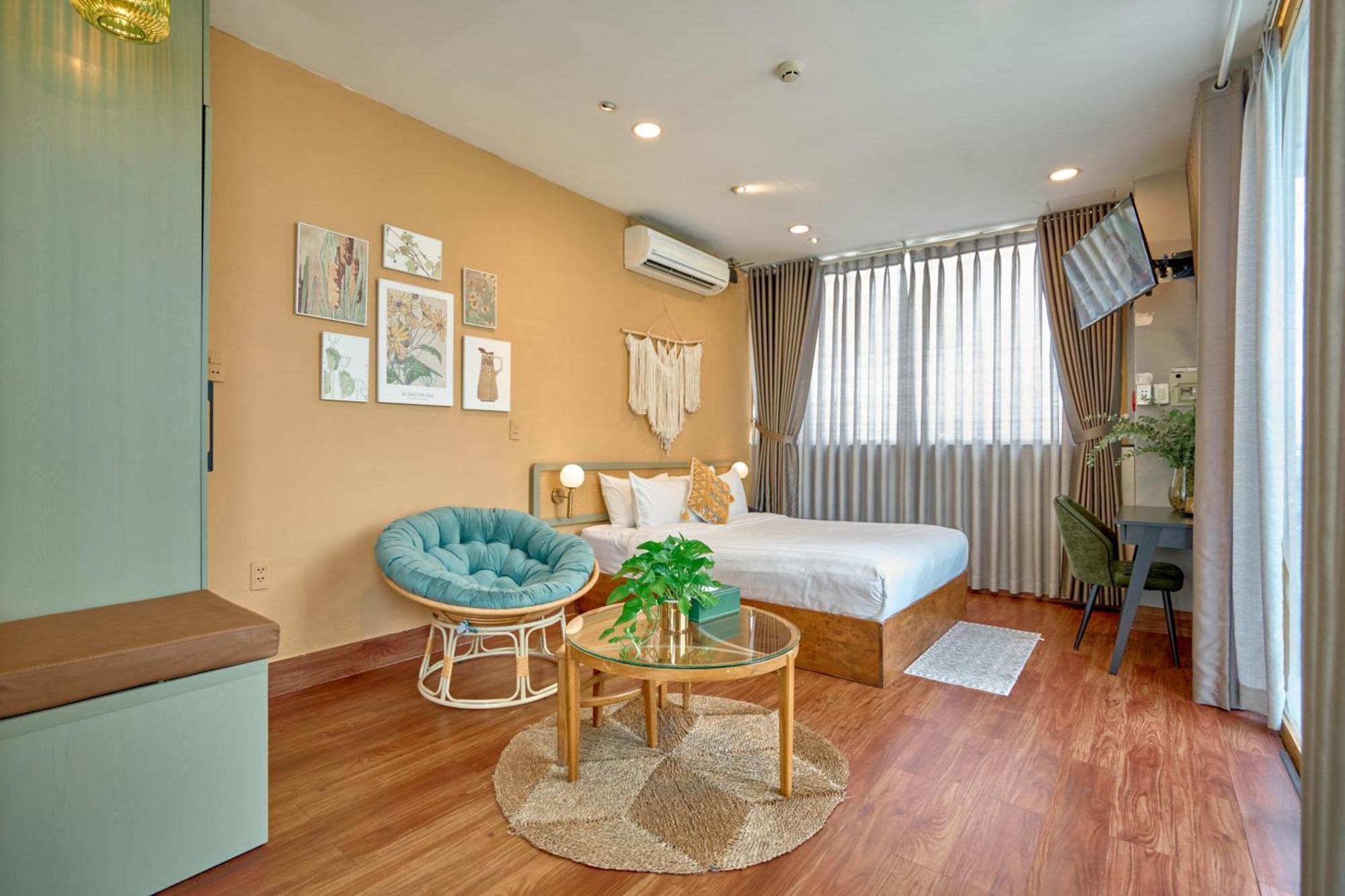 Queen Room Garden View