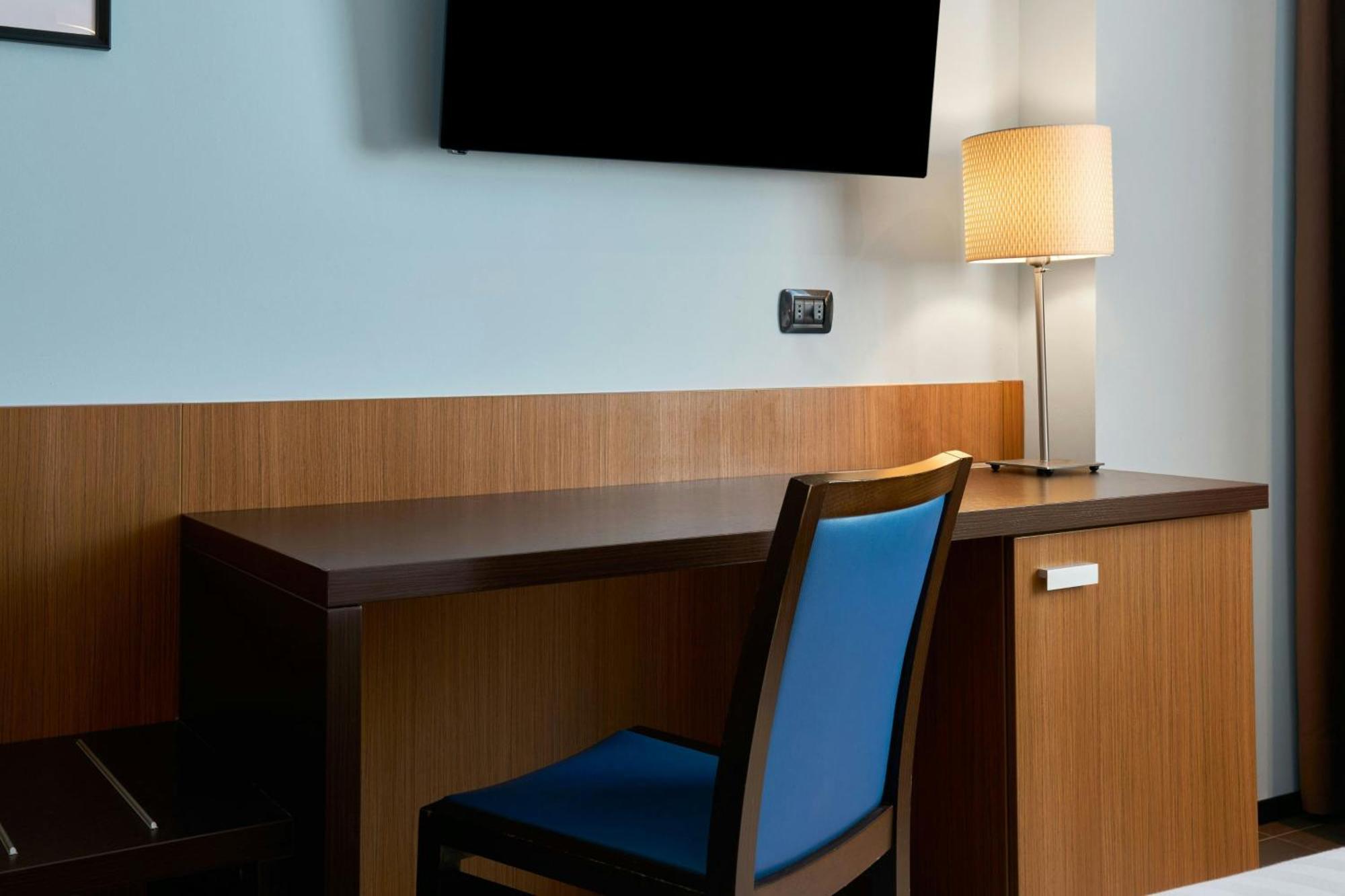 Standard Twin Room Two Single Beds City View