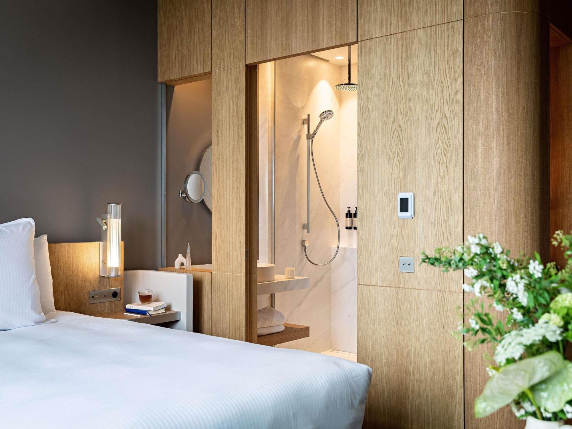 Deluxe King Room Balcony Eiffel Tower View