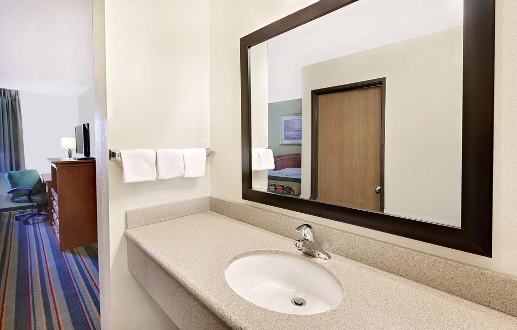King Kitchenette Suite - Non-Smoking,679717089:JPEG