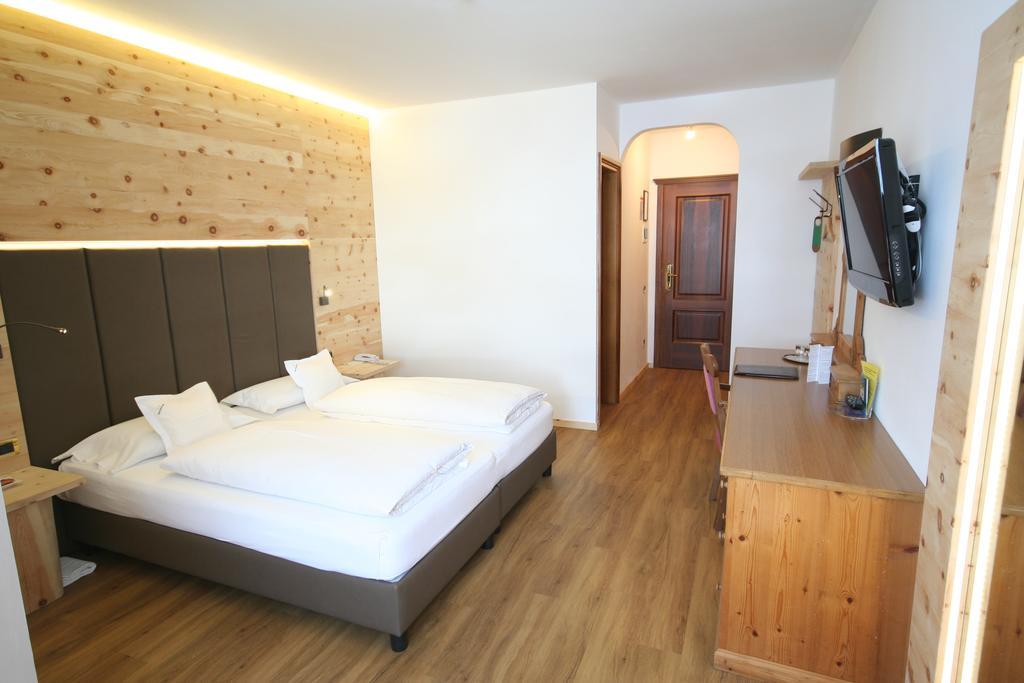 Standaard Tweepersoonskamer met 1 of 2 Bedden en Balkon