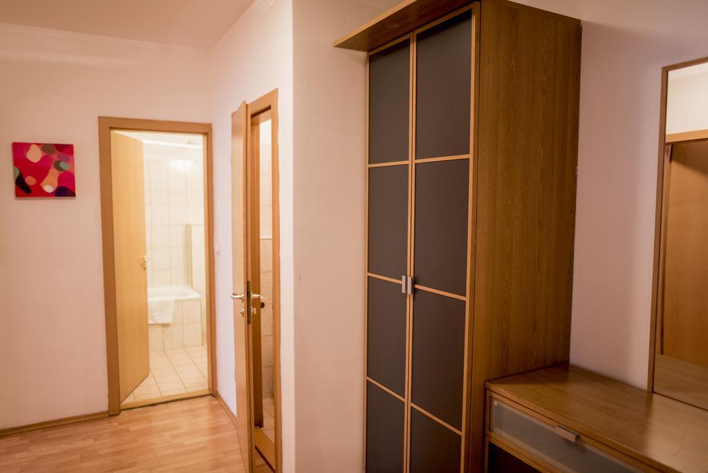 Apartamento de 2 Quartos com Varanda