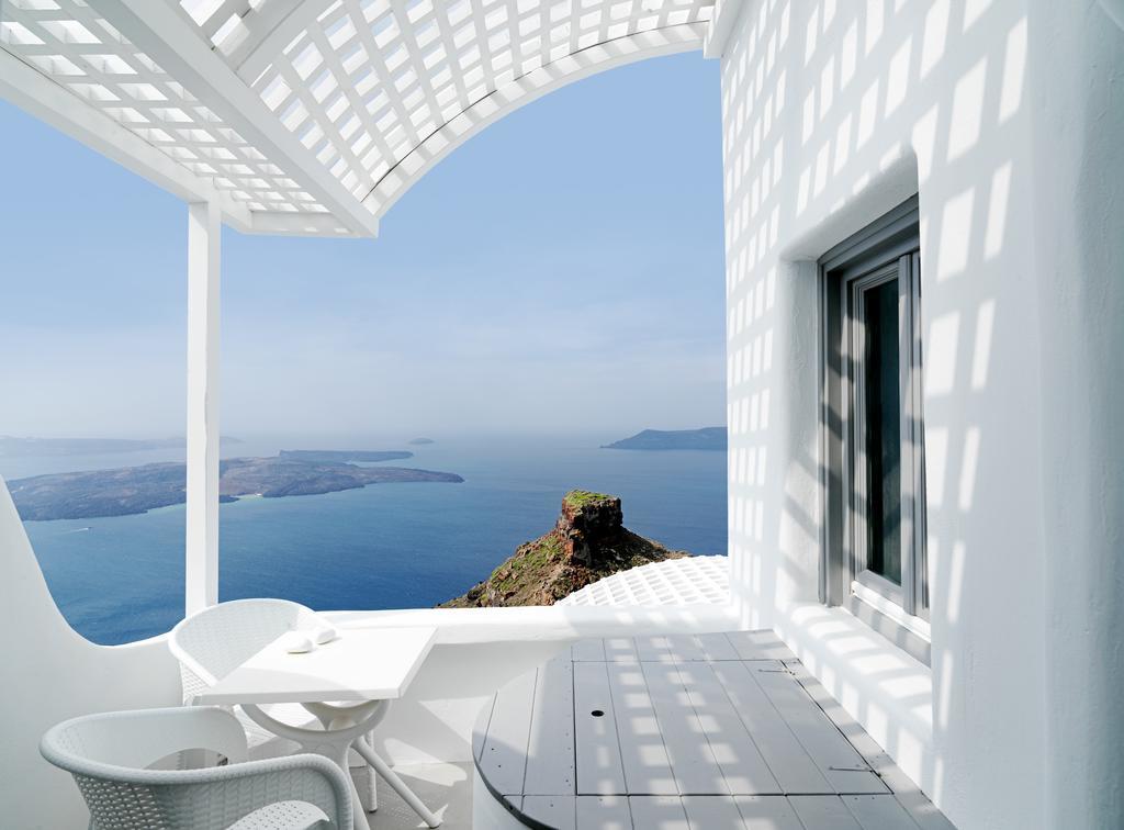Suite mit eigenem Innen-Whirlpool und Blick auf die Caldera