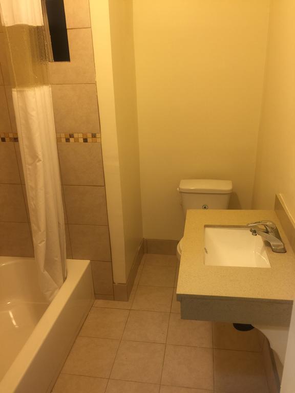Habitación con cama grande