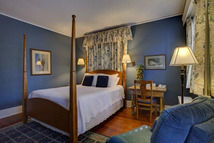 Deluxe Queen Room