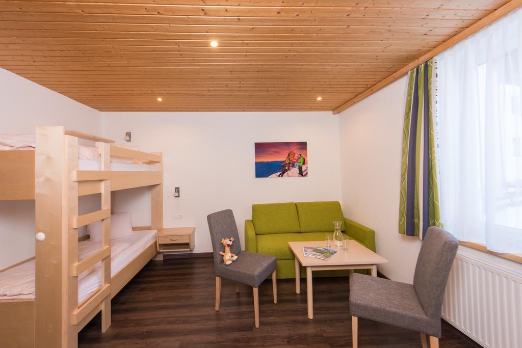 Familienzimmer (2 Erwachsene + 2 Kinder)