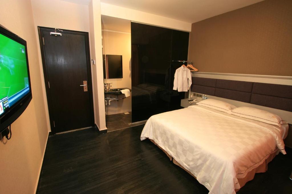 Standard Room - 1 Queen Bed