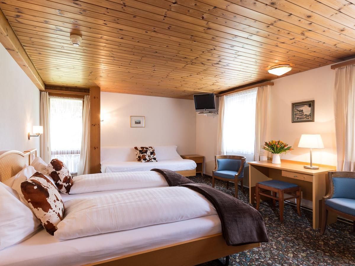 Dreibettzimmer mit Balkon und Bergblick