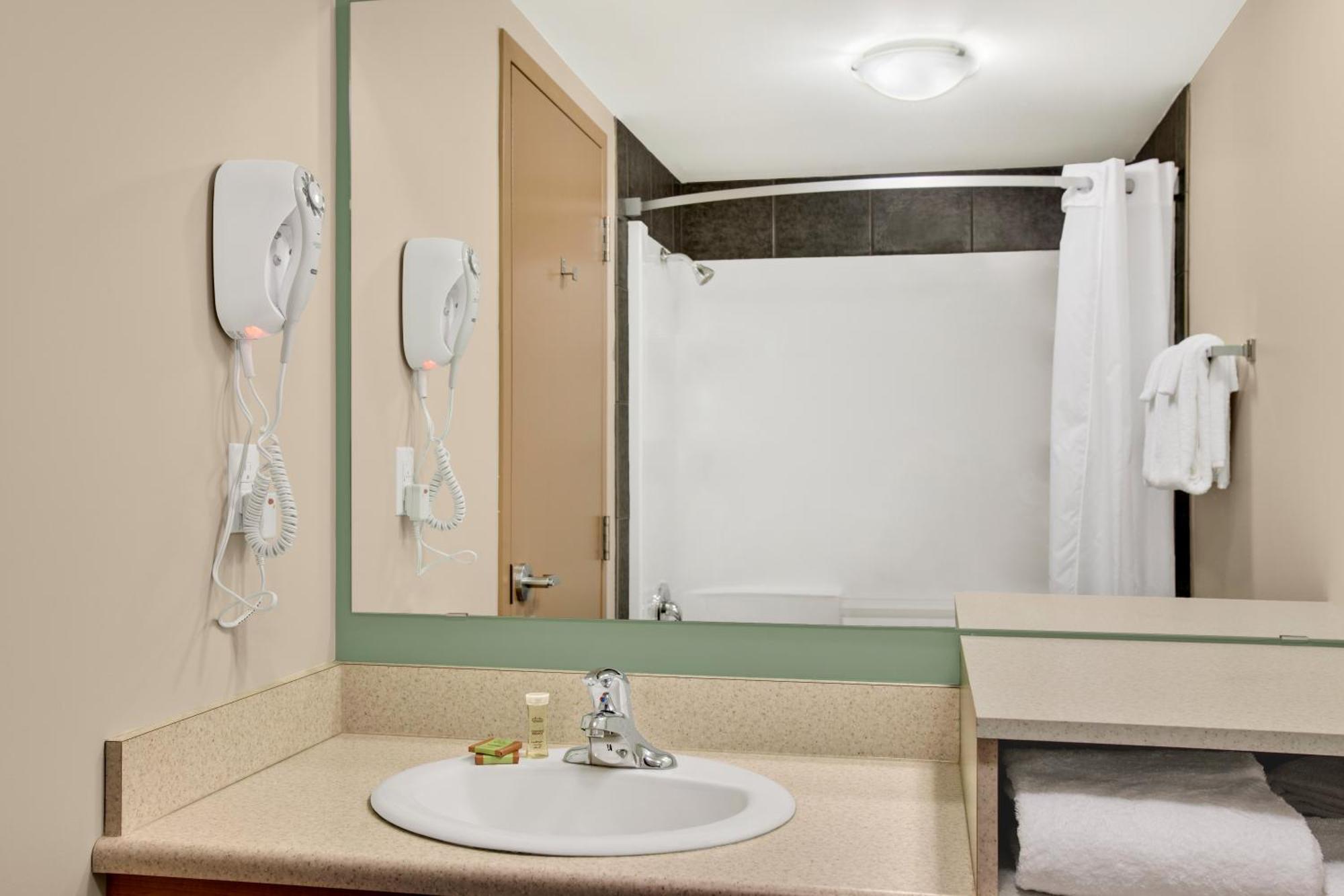 Deluxe Business Queen Room with Two Queen Beds - Non-Smoking,683178645:JPEG