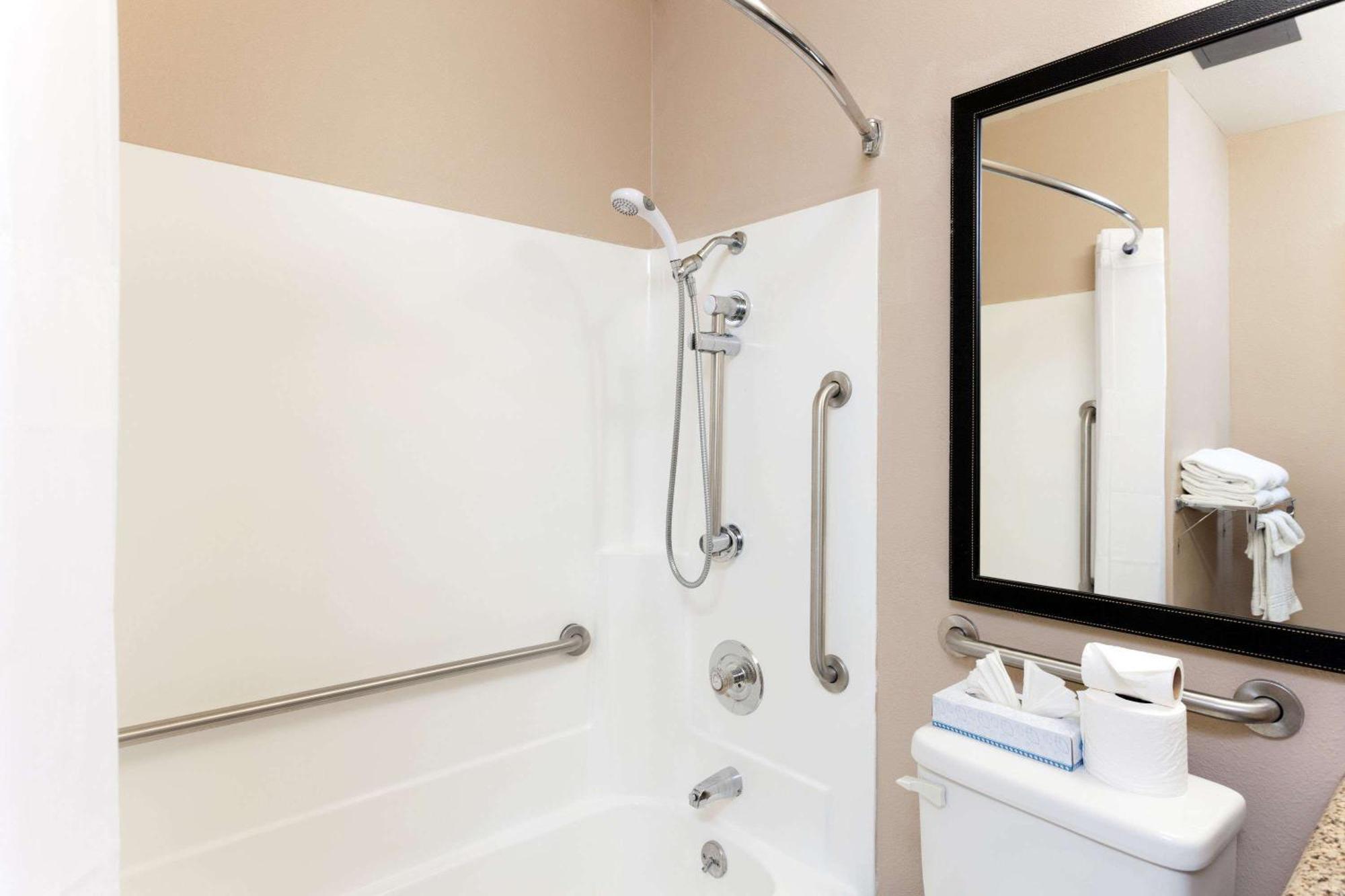 Queen Room with Two Queen Beds and Mobility/Hearing Access - Non-Smoking,1662979701:JPEG