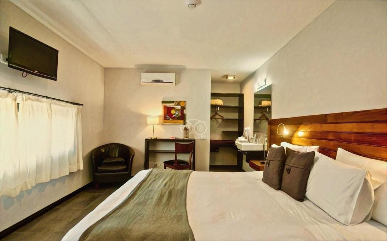 Quarto com Cama de Casal ou 2 de Solteiro e Vista do Jardim