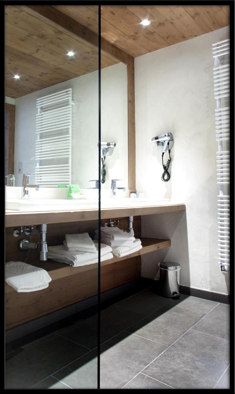 Deluxe Family Room (2 Adults + 1 Child)