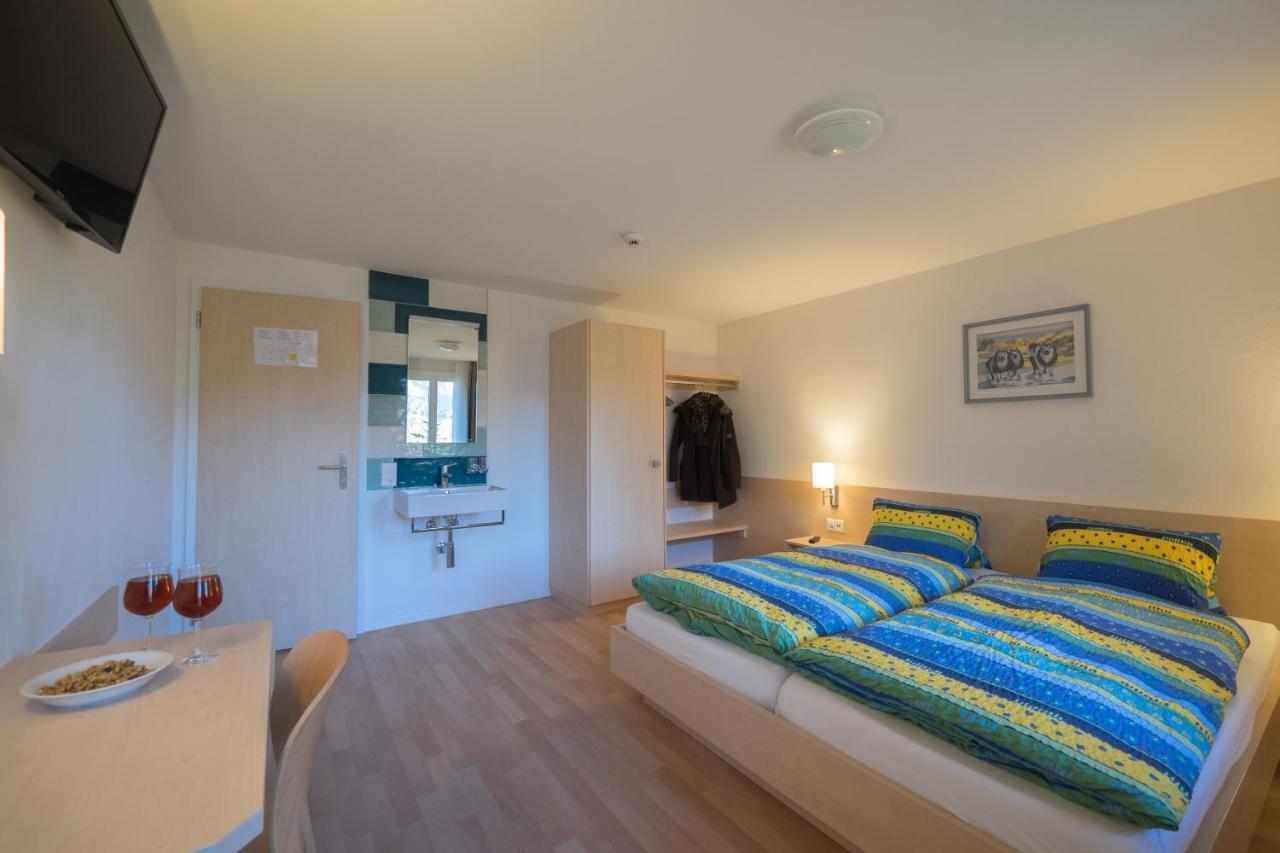 Familienzimmer (2 Erwachsene + 2 Kinder) mit Balkon und Bergblick