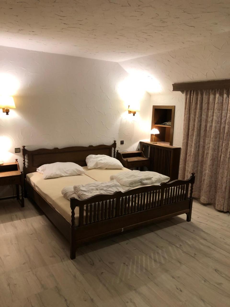 Doppel- oder Zweibettzimmer