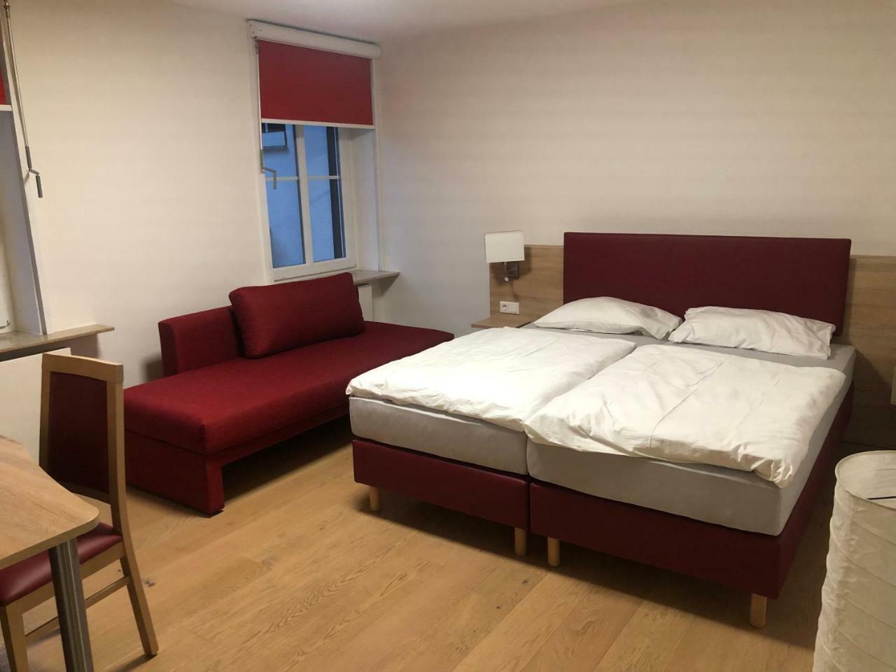 Doppel-/Zweibettzimmer mit Dusche