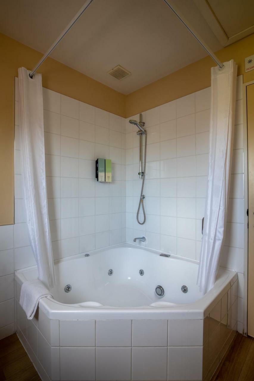 One-Bedroom Apartment Spa Bath,237195089:JPEG