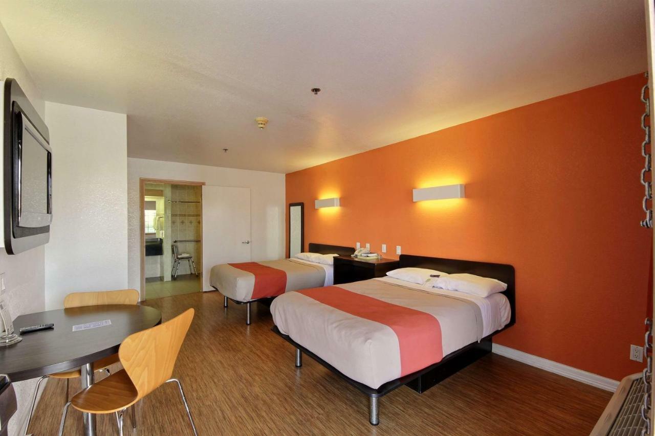 Queen Room Two Queen Beds Smoking